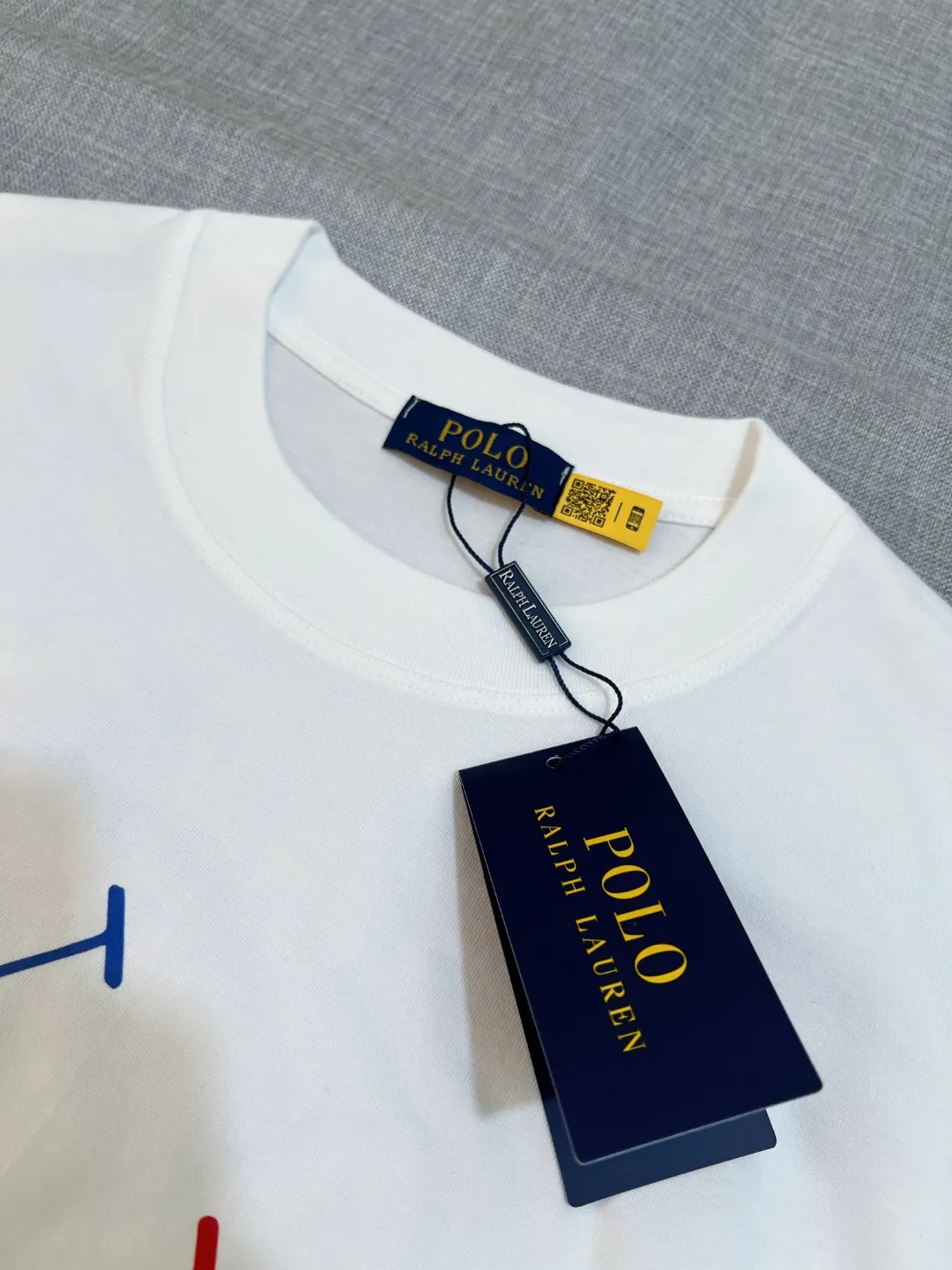 P140 Ralph Lauren 2026ss new spring and summer three-color logo equestrian knight print round-neck short-sleeved T-shirt; new products are available on the official website at the same time; strictly control the size of the LOGO; color matching and color matching; simple, fashionable and low-key connotation; selection of 240g double yarn pure cotton fabric; tight threaded neckline; back body crimping and boning; factory high-temperature anti-shrinkage process; not easy to deform and shrink after washing; essential clothing for three seasons; color: black White, sizes XS-L (can wear up to 200 pounds)